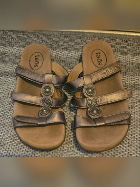 Taos Prize 4 Bronze Metallic Sandals. 8